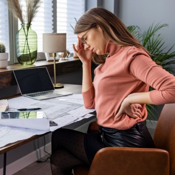 Krämpfen durch die Arbeit im Büro